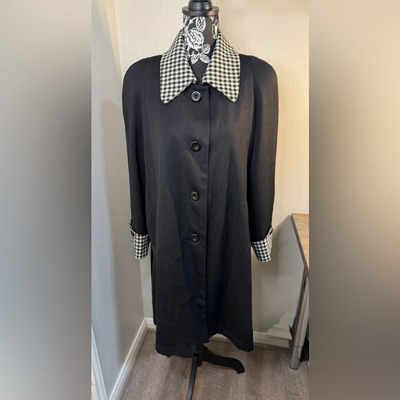 Vintage Black Swing Coat with Contrast Collar and Houndstooth Accents - Picture 3 of 9